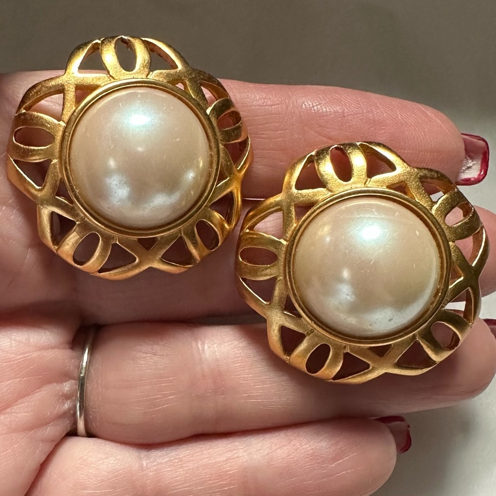 1980’s Vintage Anne Klein AK Pearl & Gold Earrings 1.5” - Picture 3 of 5